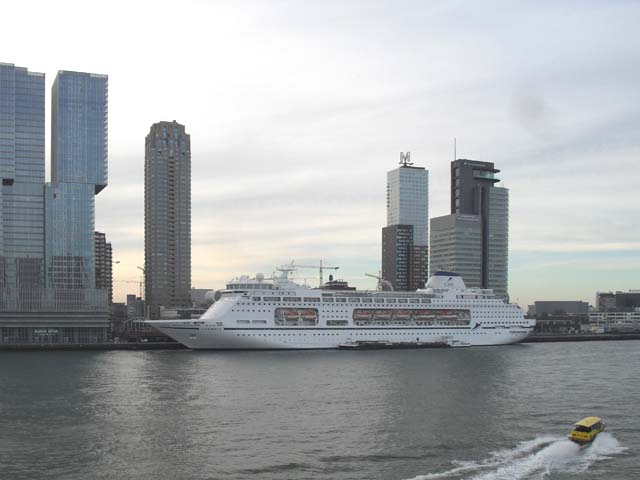 Cruiseschip ms Columbus van Cruise & Maritime Voyages aan de Cruise Terminal Rotterdam